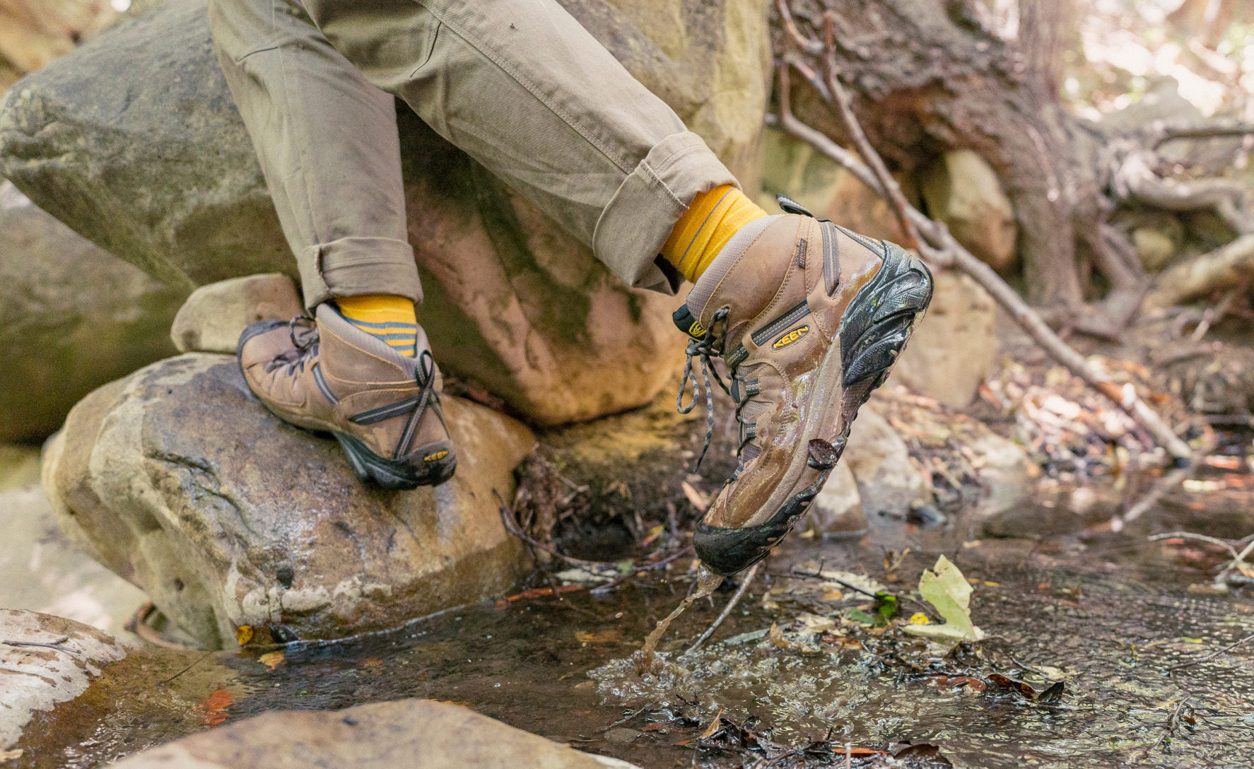 Men's Targhee II Mid Waterproof Hiking Boots | Black Olive/Yellow - Image 5