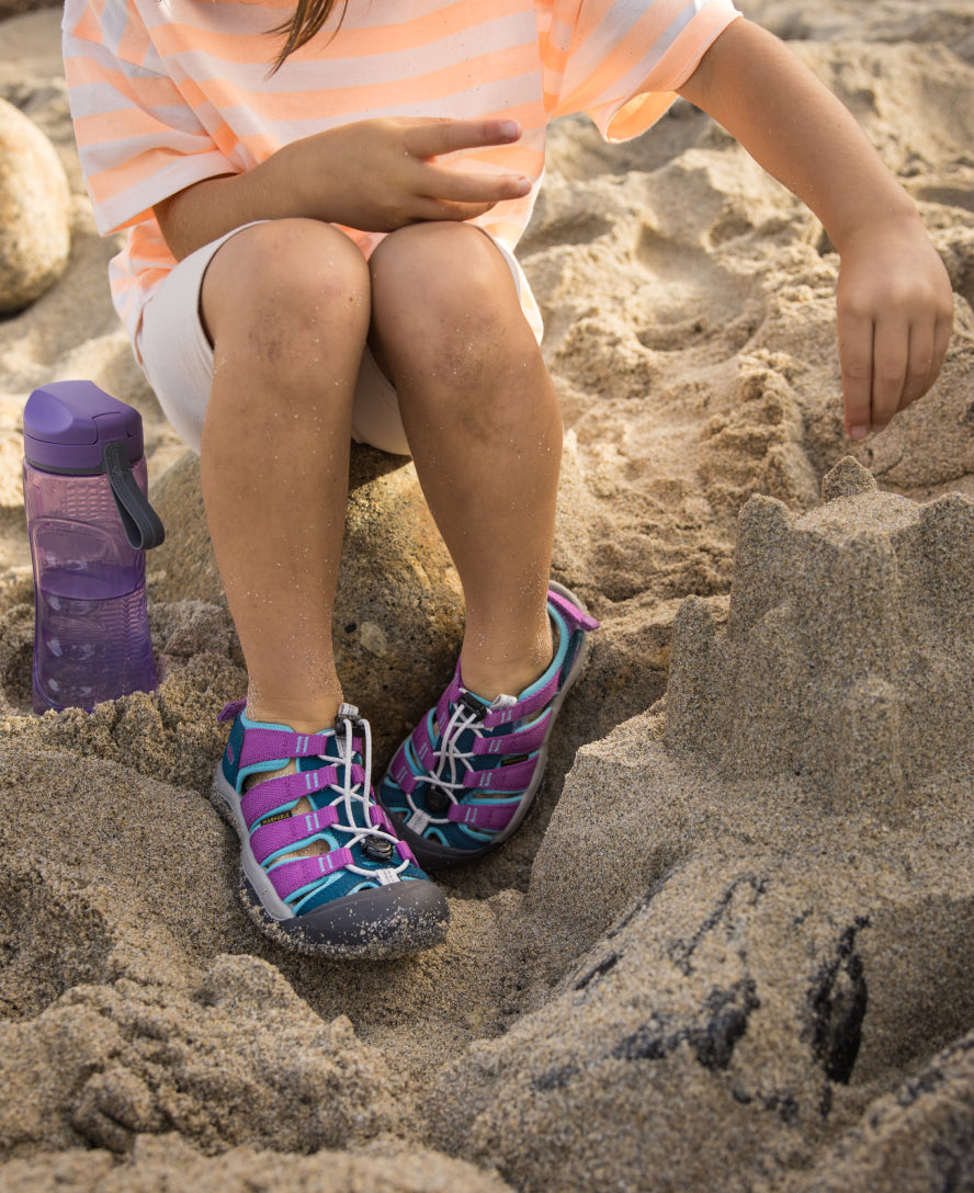 Little Kids' Newport Boundless Sandal | Black/Precious Blue - Image 9